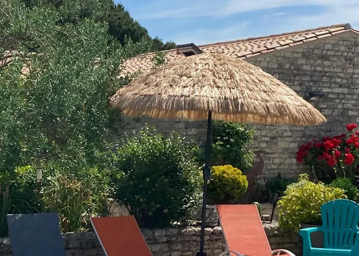 Del Re 9 Dans Avec Piscine La Flotte